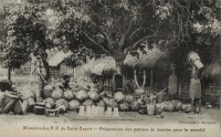 Préparation des paniers de manioc pour le marché