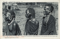 Concorso di acconciatura di capelli all africana: venne primato chi aveva cosparso più abbondamente l olio di ricino