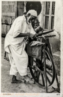 nil (a grinder sharpening a knife in the street)