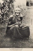 Old Nikikuyu preparing a snuff - Vieux Kikuyu préparant sa prise