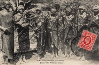 Young Wakikuyu girls dancing - Jeunes filles Wakikuyu dansant