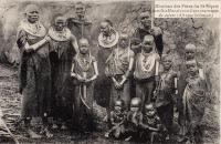 Familles Masaïs avec leurs ornements de cuivre (Afrique Orientale)