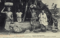 Frère coadjuteur dirige une briqueterie - Porteurs d'eau - Bassin creusé dans un tronc d'arbre et Mouleurs
