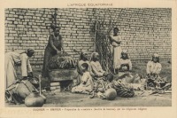 OUGANDA - BWANDA - Préparation du "matoke" (bouillie de bananes) par les religieuses indigènes