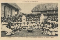 OUGANDA - Jour de la 1re Communion; les enfants autour du plat de fête; chacun sera servi sur une feuille de bananier.