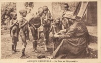 AFRIQUE ORIENTALE - Le Père au dispensaire
